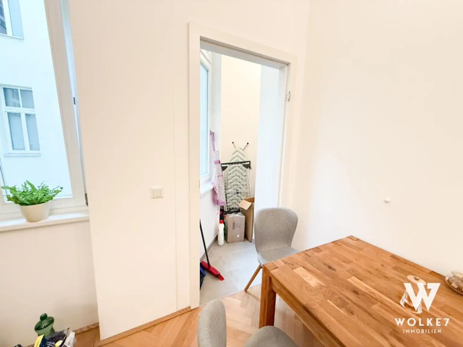 Klassischer Altbau trifft modernen Luxus – Helle kernsanierte 2-Zimmer-Wohnung mit Balkon & Tiefgarage in bester Lage von Margareten