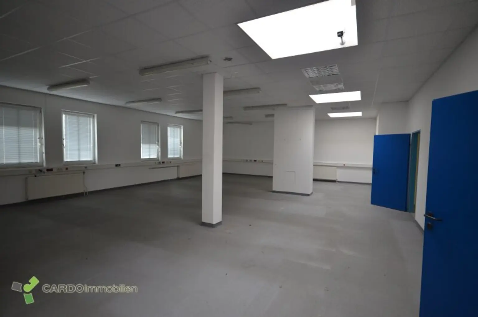 Halle und Lager 425m², 340m², 414m² für Veranstaltungen oder Lager, 2 Gewerbeobjekte nebeneinander mit große Parkplatz, entweder zusammen oder einzeln zu vermieten