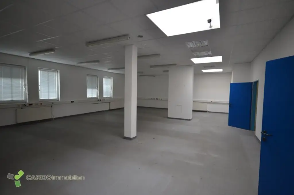 Halle und Lager 425m², 340m², 414m² für Veranstaltungen oder Lager, 2 Gewerbeobjekte nebeneinander mit große Parkplatz, entweder zusammen oder einzeln zu vermieten