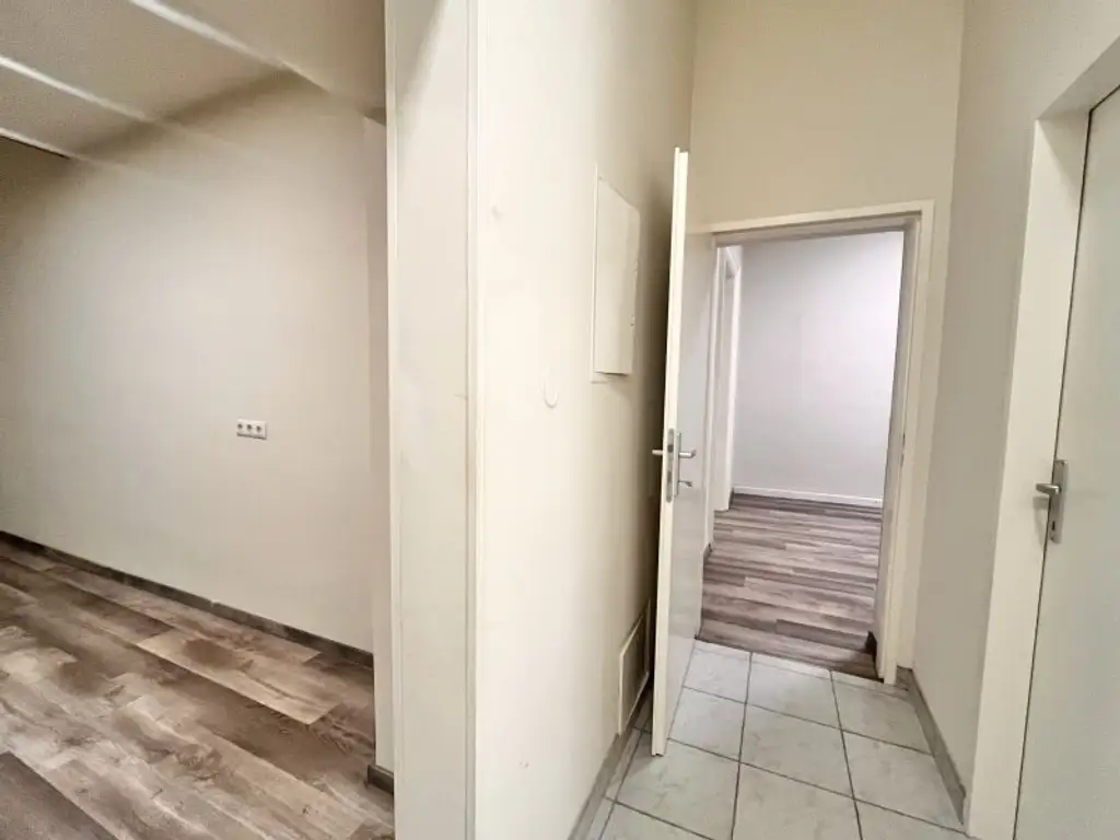 Helles Erdgeschoss-Büro mit hervorragender Sichtbarkeit und direktem Straßenzugang