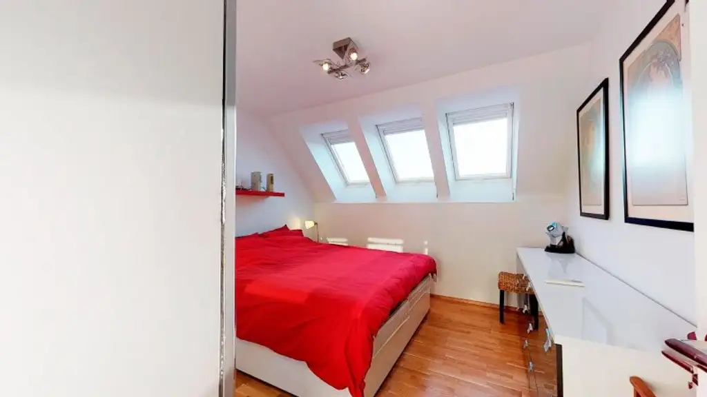 Auserlesene, klimatisierte Stadtwohnung mit Balkon und Dachterrasse mit fantastischem 360° Panorama-Blick über Wien