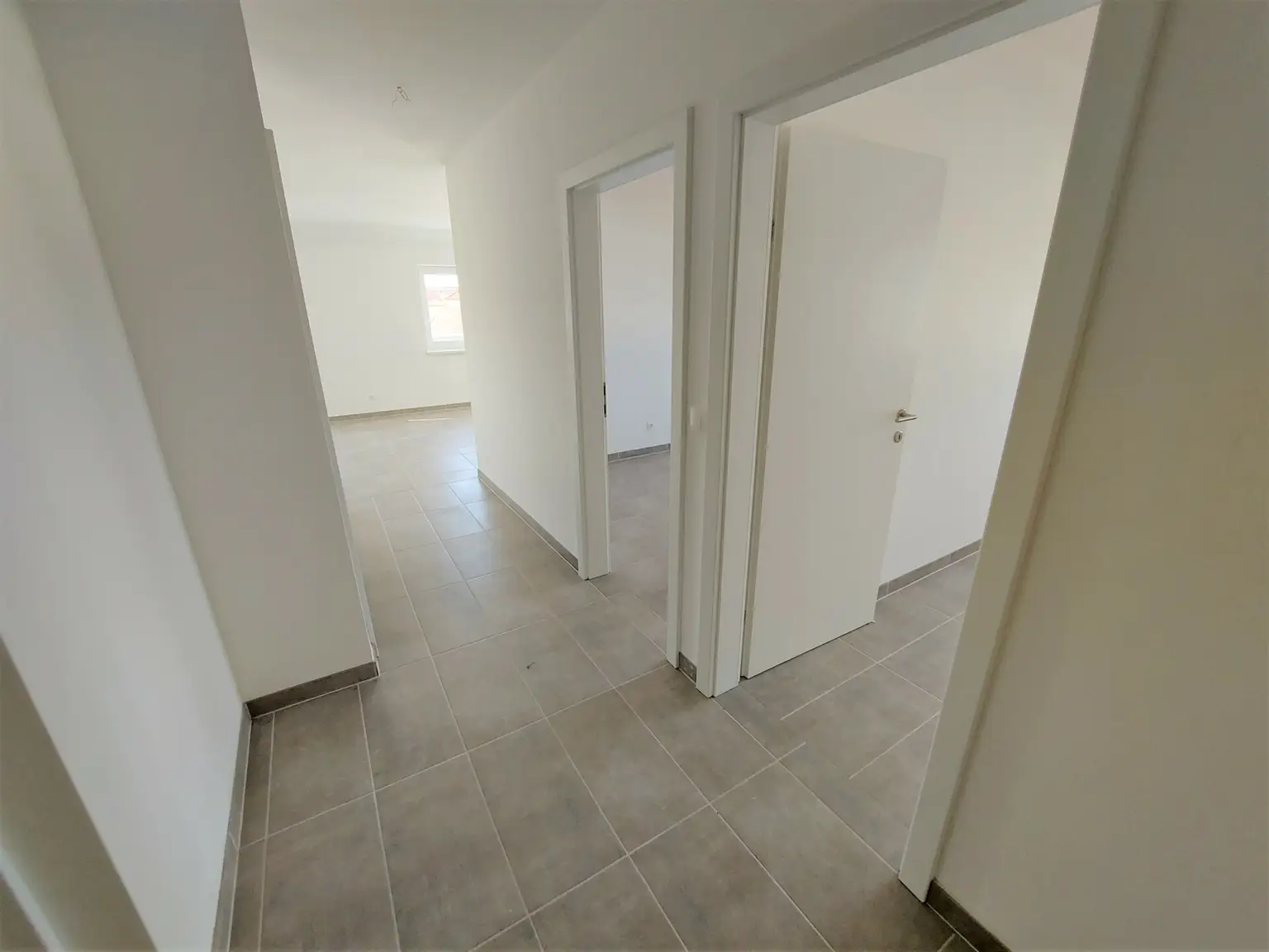 Moderne 3-Zimmer Wohnung mit Balkon und Parkplatz im