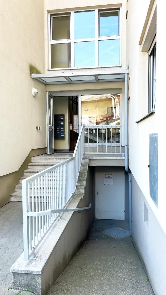 GROSSE GEPFLEGTE WOHNUNG MIT LIFT