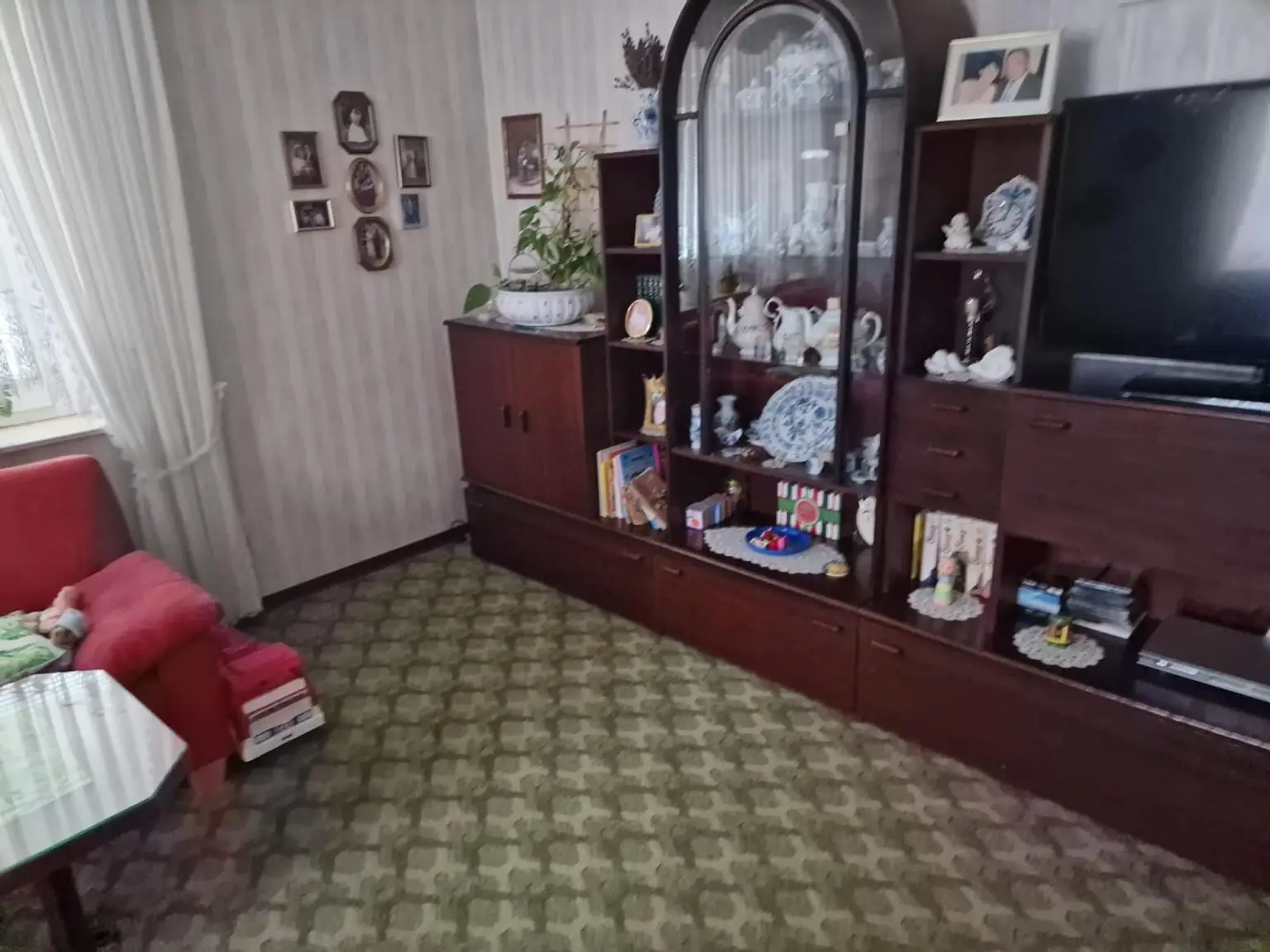 "Wohnhaus und Hallen"