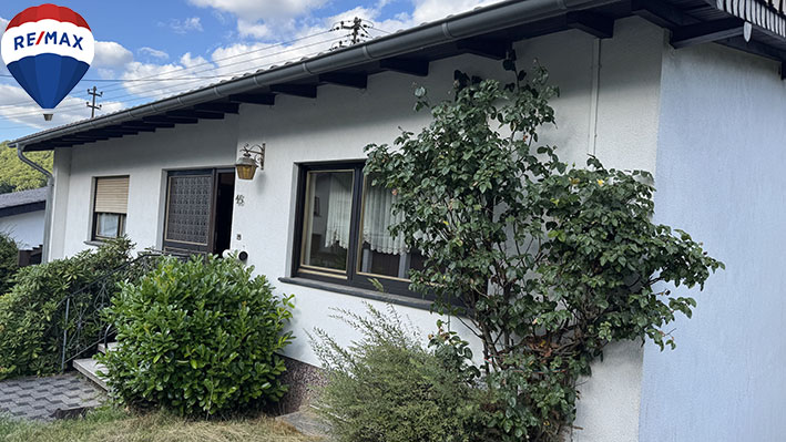 Einfamilienhaus mit großer Kellerwerkstatt am Ortsrand -