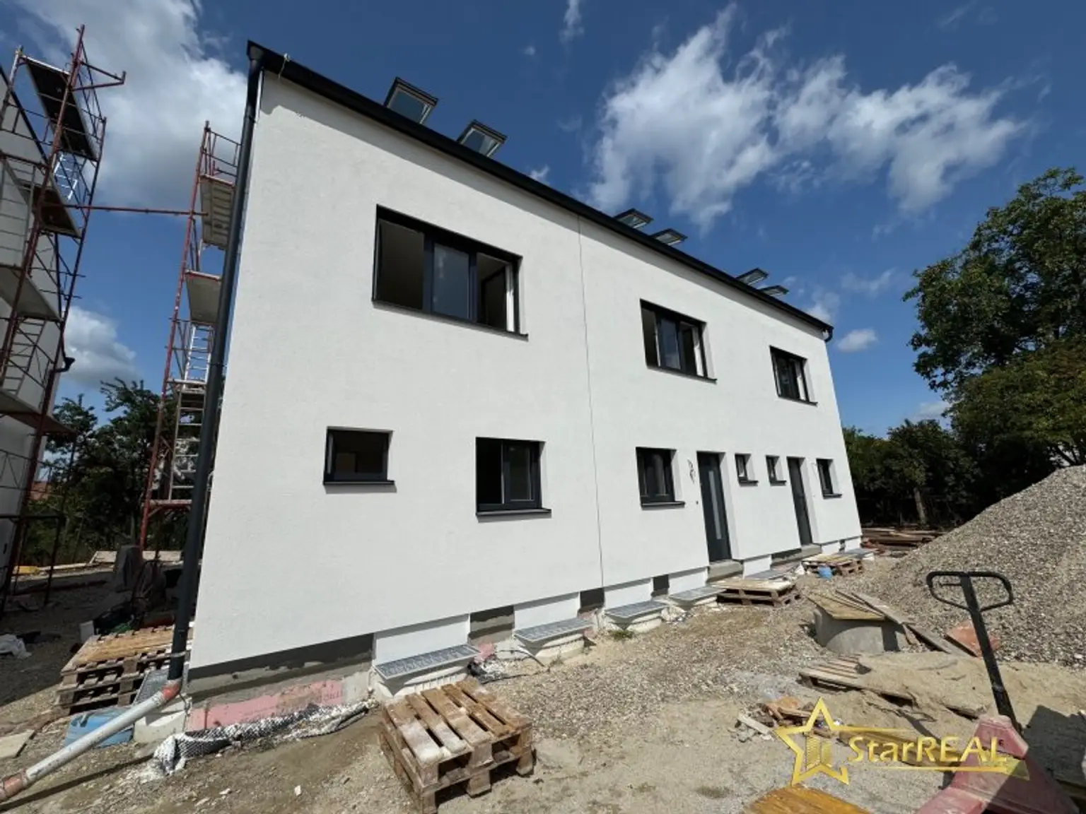 ÜBERGABE IM OKTOBER. LETZTE 2 HÄUSER! ZIEGEL-NEUBAU MIT PV-ANLAGE, KELLER UND TOP- AUSSTATTUNG! PROVISIONSFREI für den Käufer.