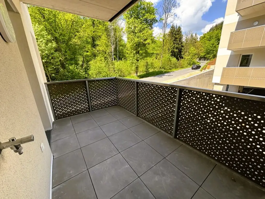 Moderne Erdgeschosswohnung in Altenberg: Erstbezug mit Balkon und Grünblick!