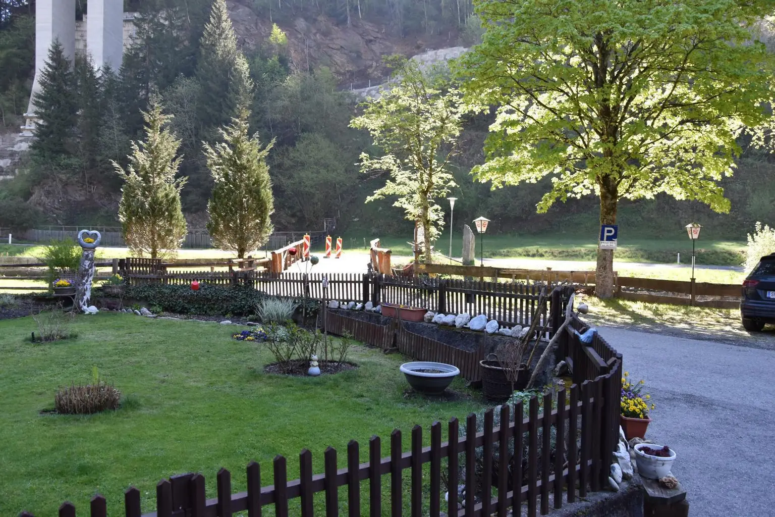 Garten mit Zufahrt