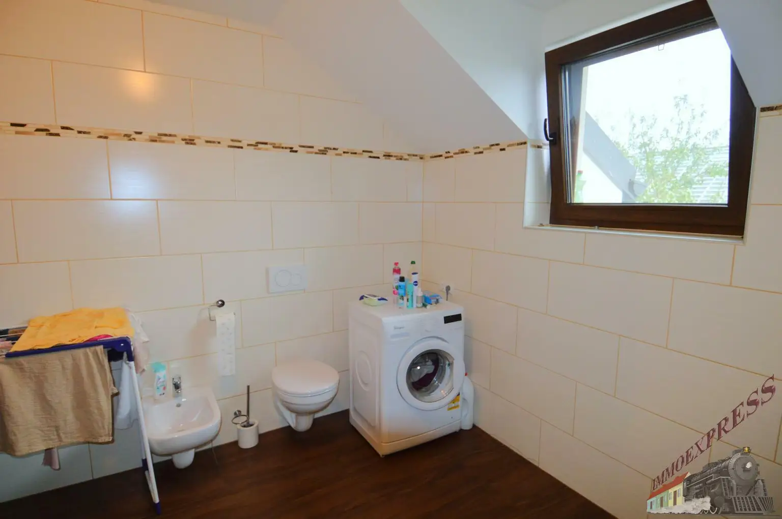 Hochwertiges Ein-/ Zweifamilienhaus mit separater Wohnung - Doppelgarage mit Fußbodenheizung