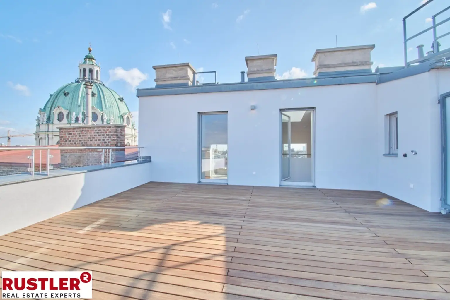 TRAUMHAFTE DG-WOHNUNG MIT BLICK AUF DIE KARLSKIRCHE!
