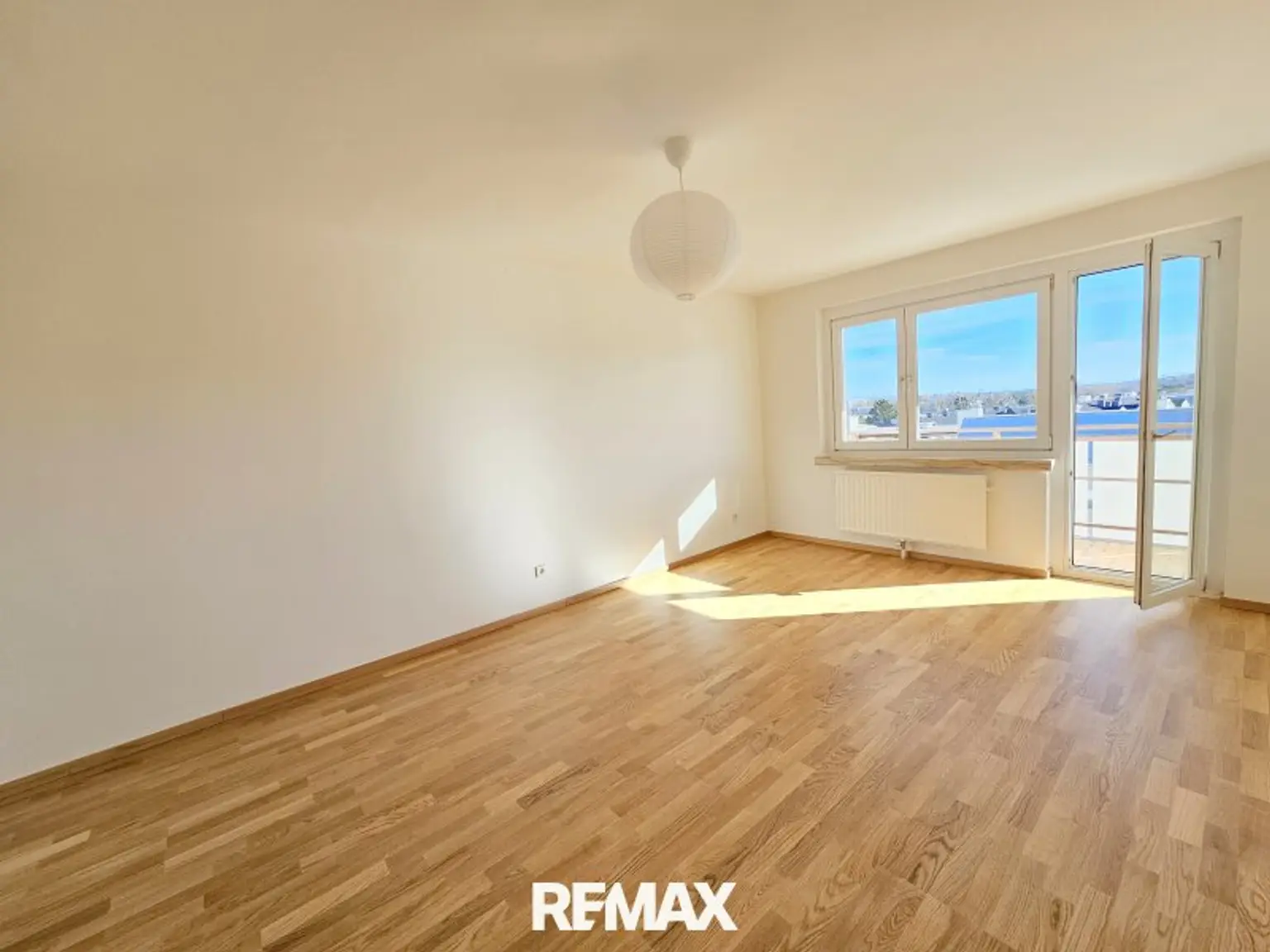 Wohnzimmer mit Zugang zur Loggia