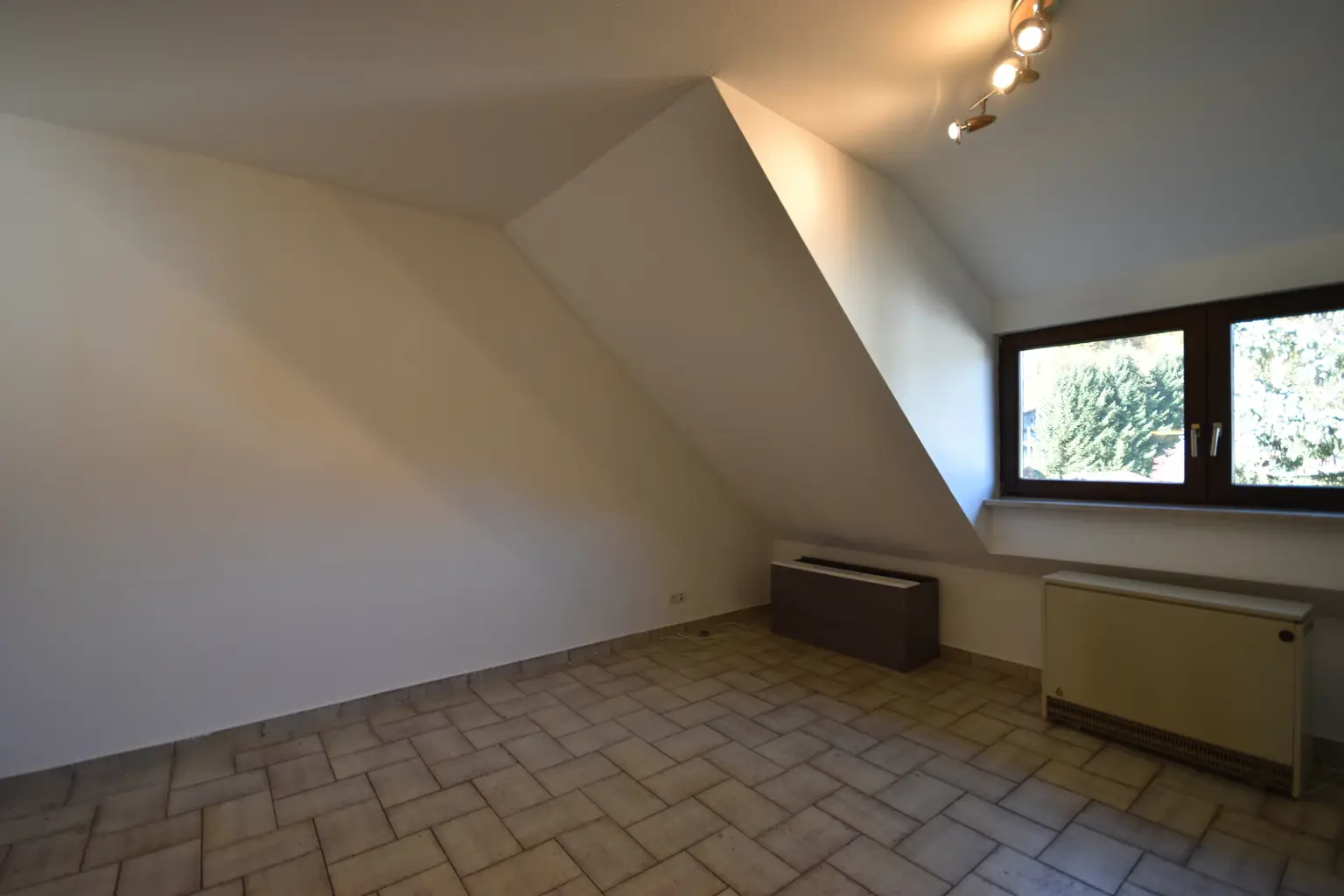 "GRÖDIG - Kleines 2 Zimmer Appartement im Dachgeschoss mit PKW-Stellplatz"