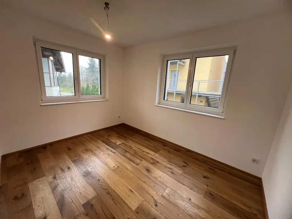 Exklusive 3 Zimmer Neubauwohnung mit XXL-Eigengarten, 2 KFZ - Abstellplätze in St. Georgen - nur wenige Minuten zum Attersee