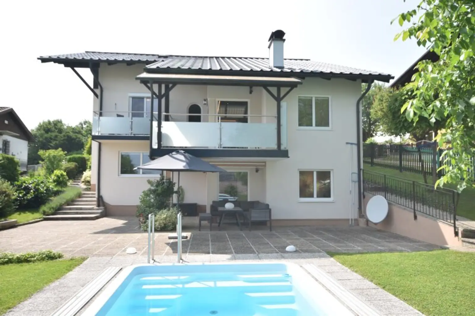 "TRAUMHAFTER BLICK AUF DEN ATTERSEE - Neu renoviertes Ferienhaus mit Einliegerwohnung und großem Garten"