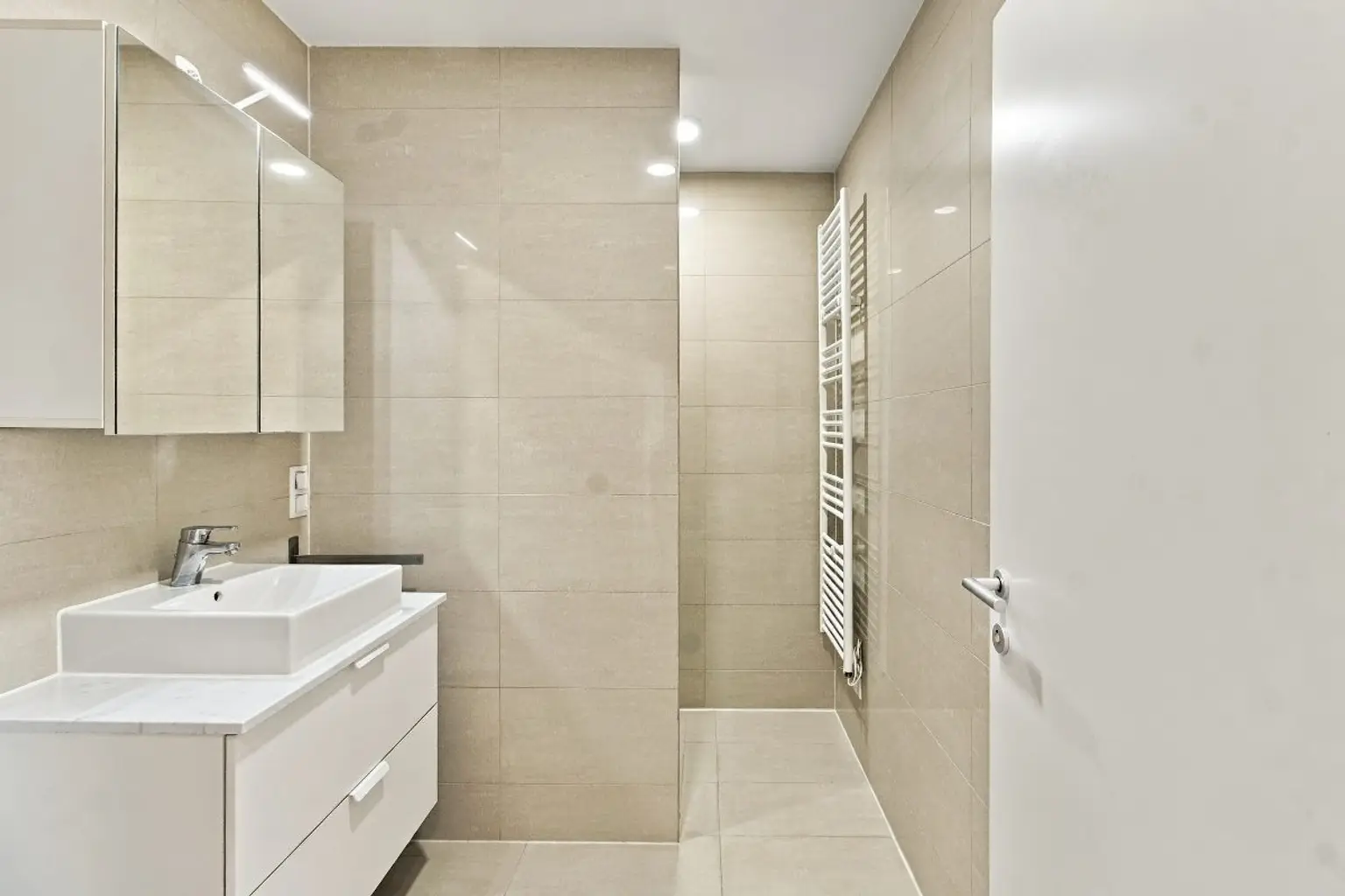 P | NEU am Markt ++ MODERNE ZWEI Zimmer mit TERRASSE | Prima Service Immobilien