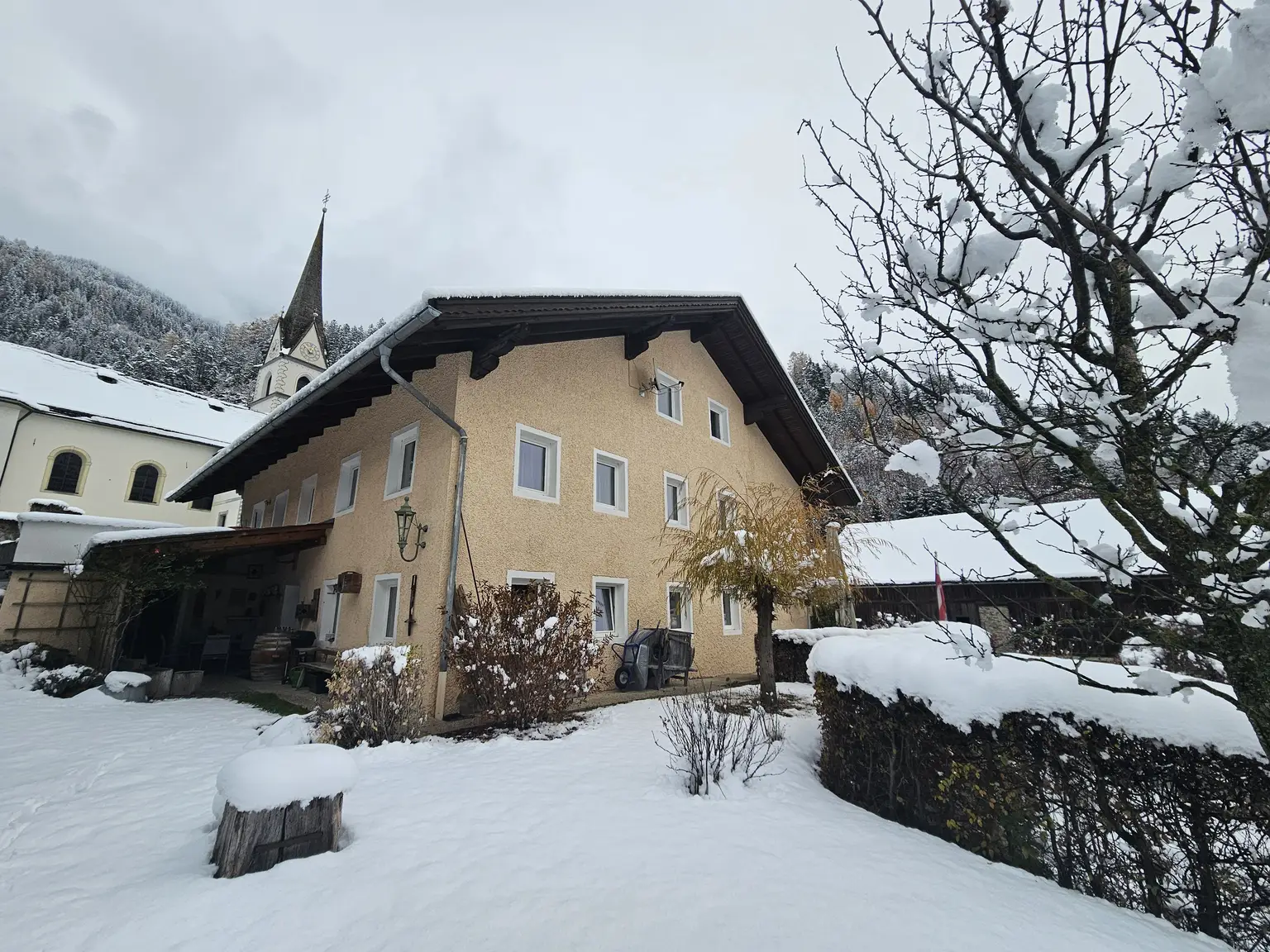 Gepflegtes Landhaus mit insgesamt 5 Wohnungen