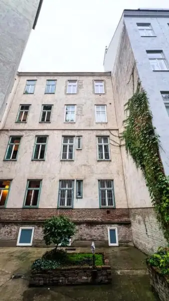 3-ZIMMER-ALTBAU MIT BALKON - SANIERUNGSBEDÜRFTIG IN TOP LAGE!