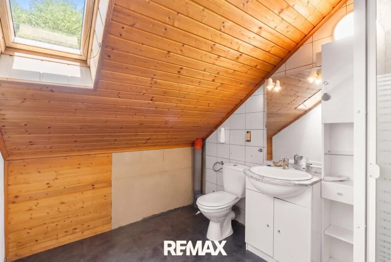Badezimmer DG (KI geräumt)