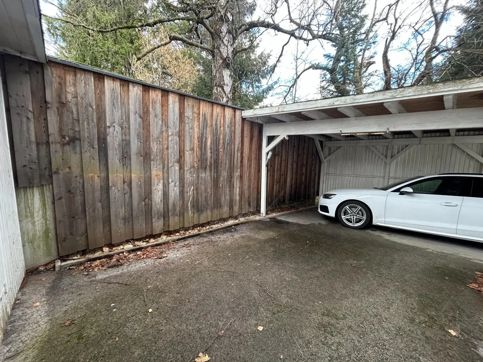 Aussenbereich mit Carport