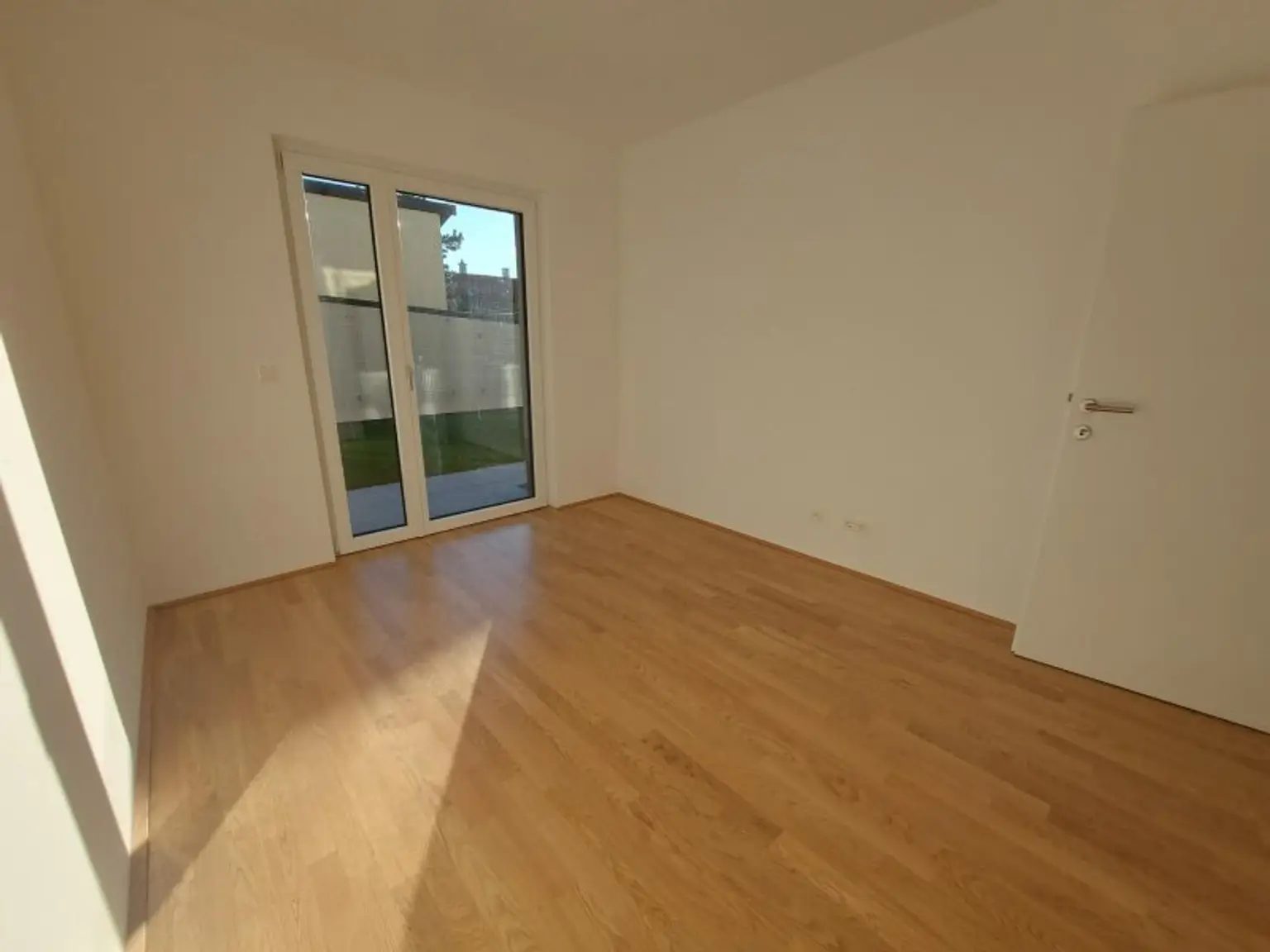 3-Zimmer-Erdgeschoßwohnung mit Terrasse und Tiefgaragenstellplatz (Top 02)