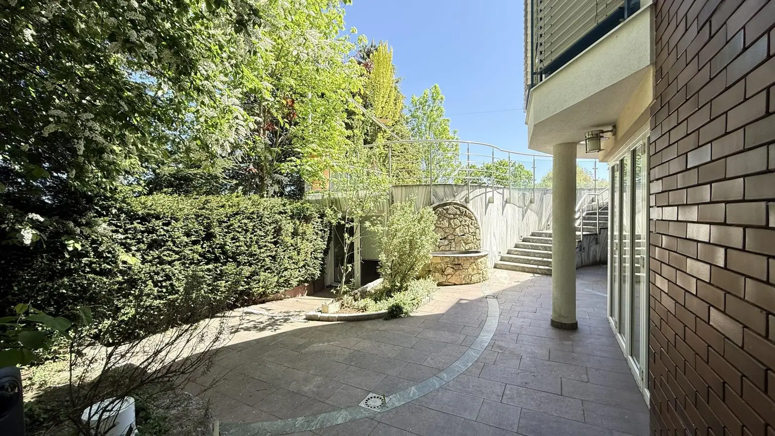 hintere Terrasse zur Pooltechnik