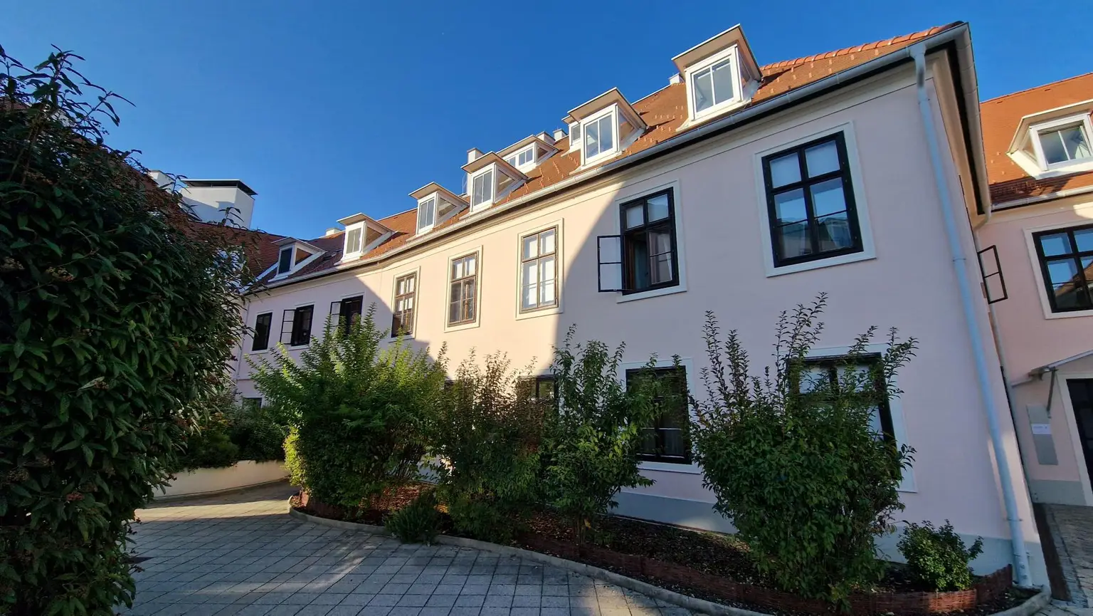 Stilvolle 2-Zimmer-Altbauwohnung im Zentrum – Erstbezug nach Generalsanierung!
