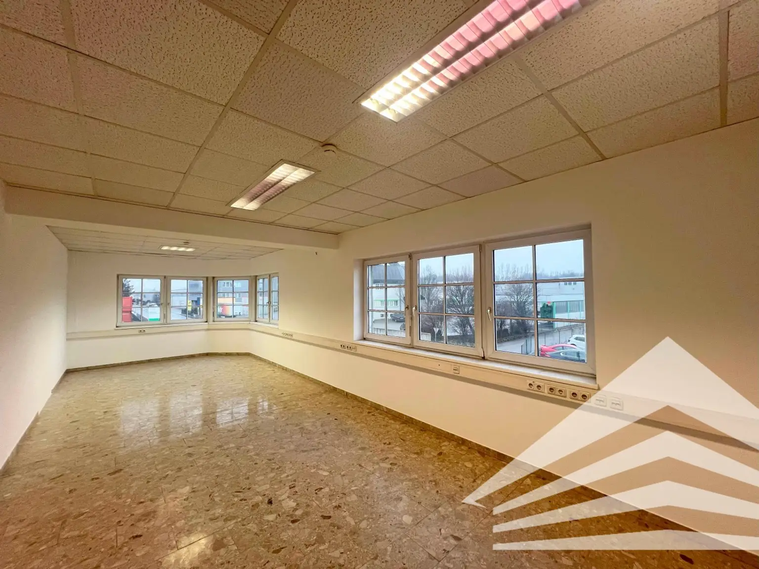 250 m² Büro mit 300 m² Lagerhalle in Steyregg! Parkplätze!