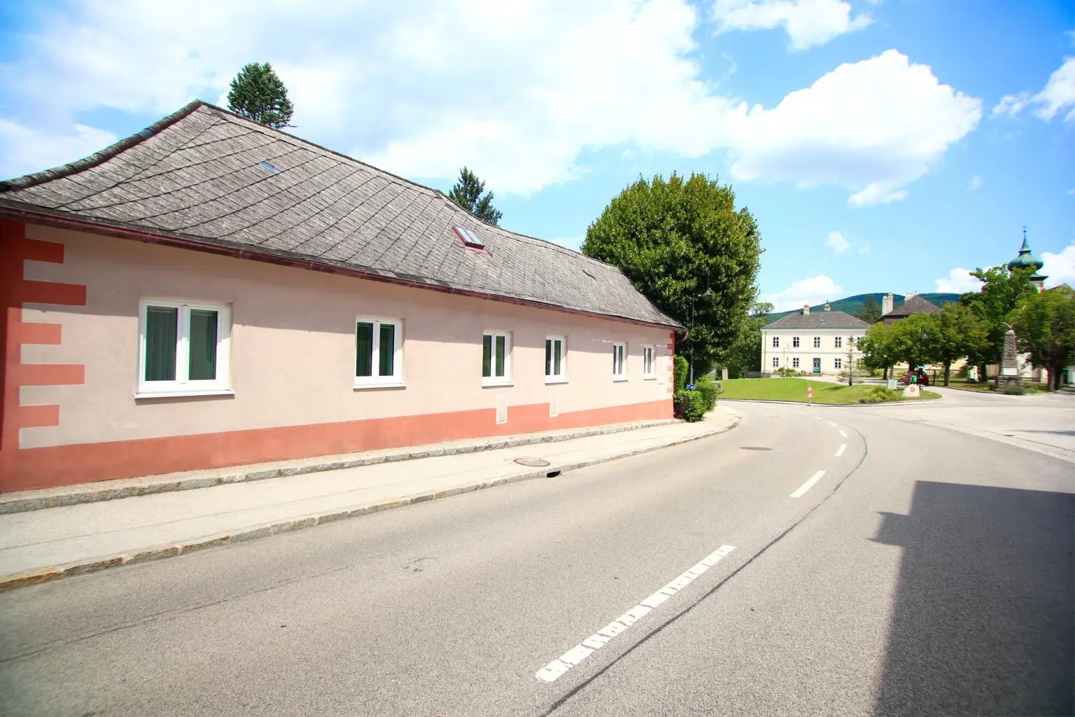 GAADEN bei Mödling: Gründerzeithaus auf großem Grundstück in zentraler Lage!