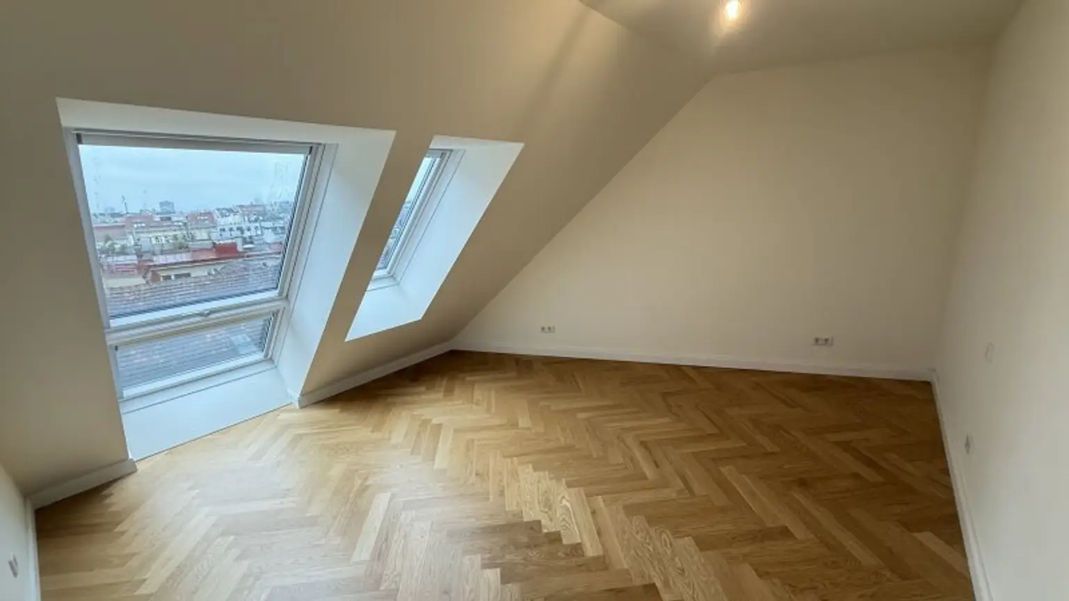 URANIA: 3 Zimmer mit hofseitiger Terrasse in Ruhelage: Luxus pur in Citynähe