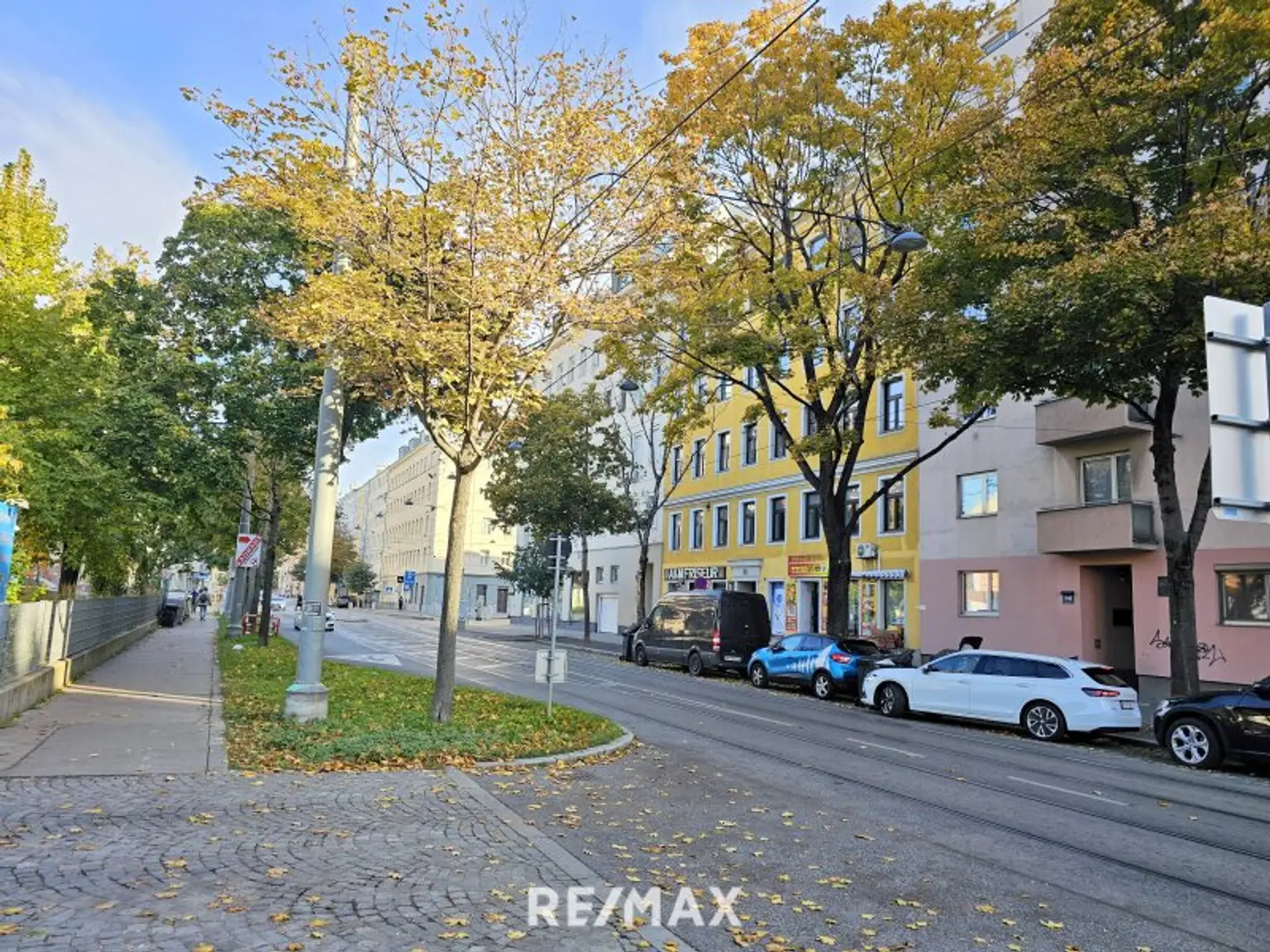 Straße mit viel Grün