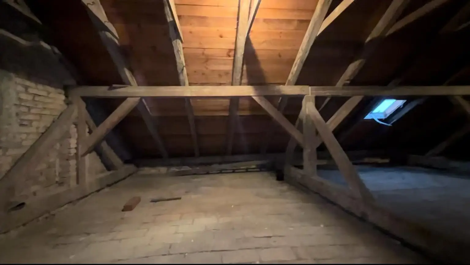 -20000434_1004159943_16344466