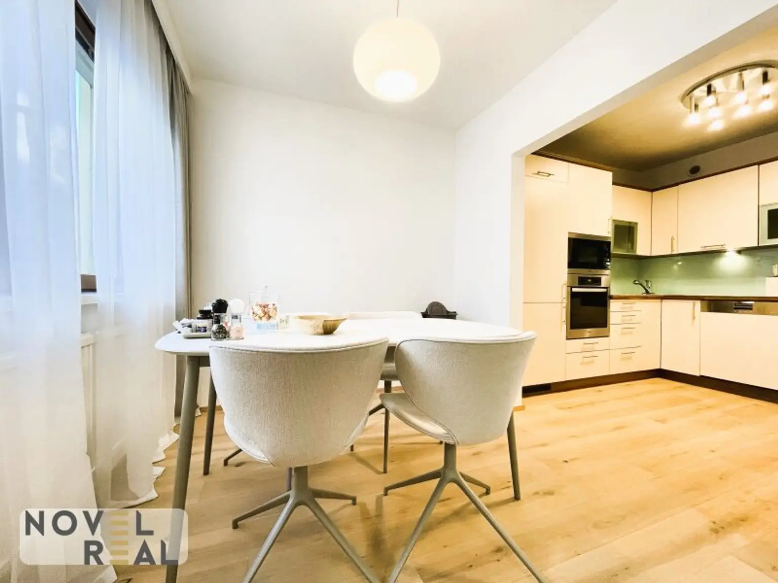 Exklusive Wohnung mit hochwertiger Ausstattung und Garage.