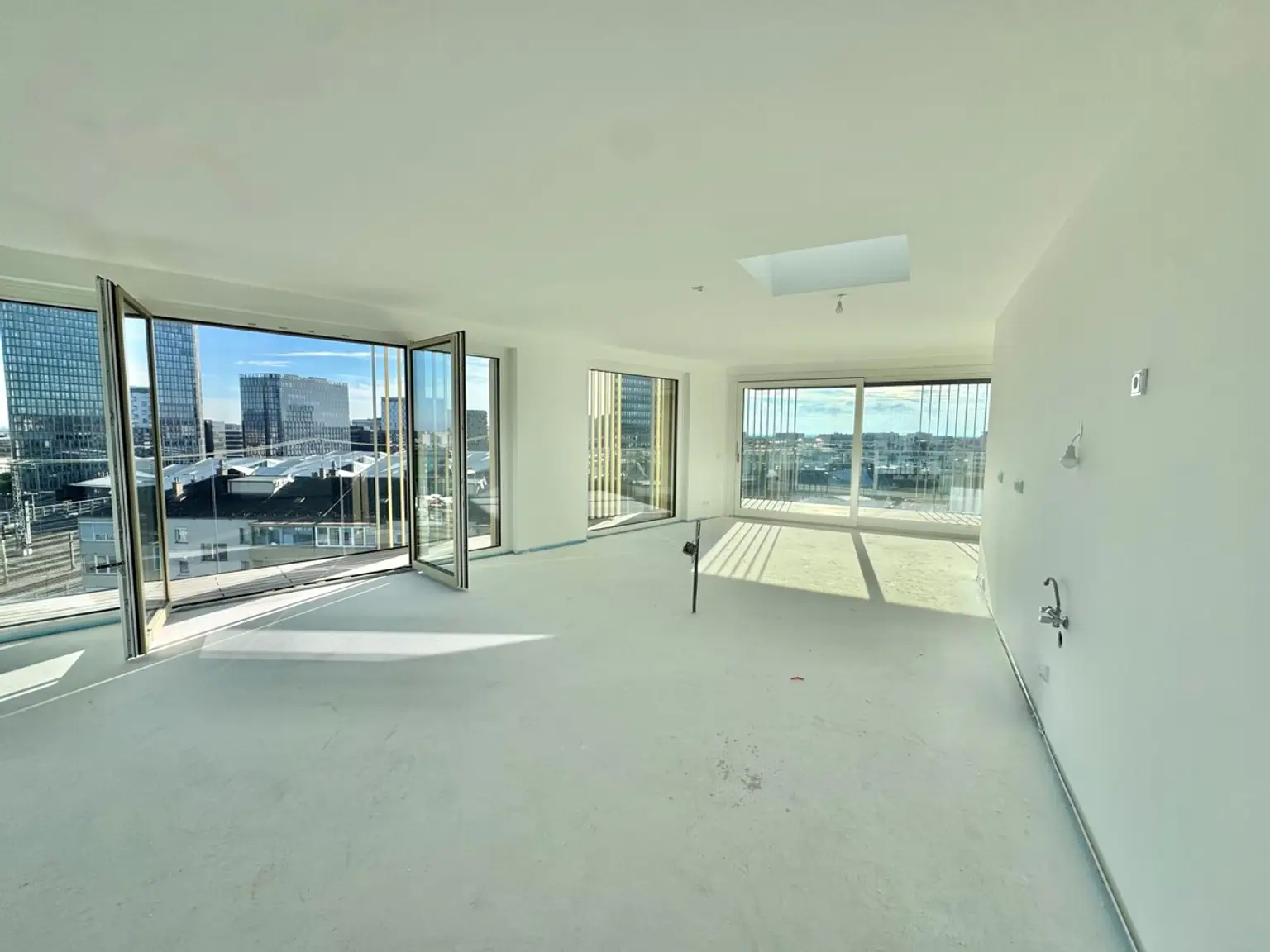 Luxus Pur: Penthouse directly at the main train station: Commission-free + Completion in October