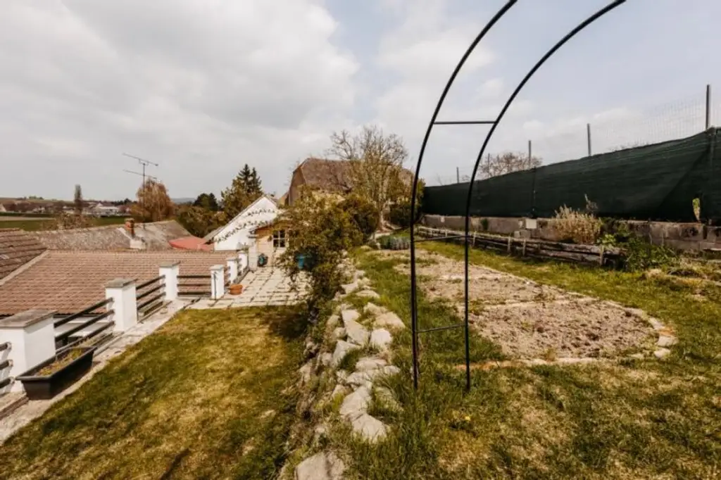 Gepflegtes, neu revitalisiertes  und liebevoll erhaltenes Landhaus. Natur, Sonne, Ruhe,  Seelenheil.