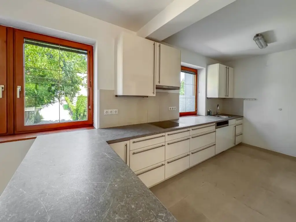 Familiengeeignetes Eckreihenhaus bei der Amerikanischen Schule:  5 Zimmer, und ein Gäste-Studio mit Bad,  Garten, Balkon, Garage, viel Platz und Ruhe!