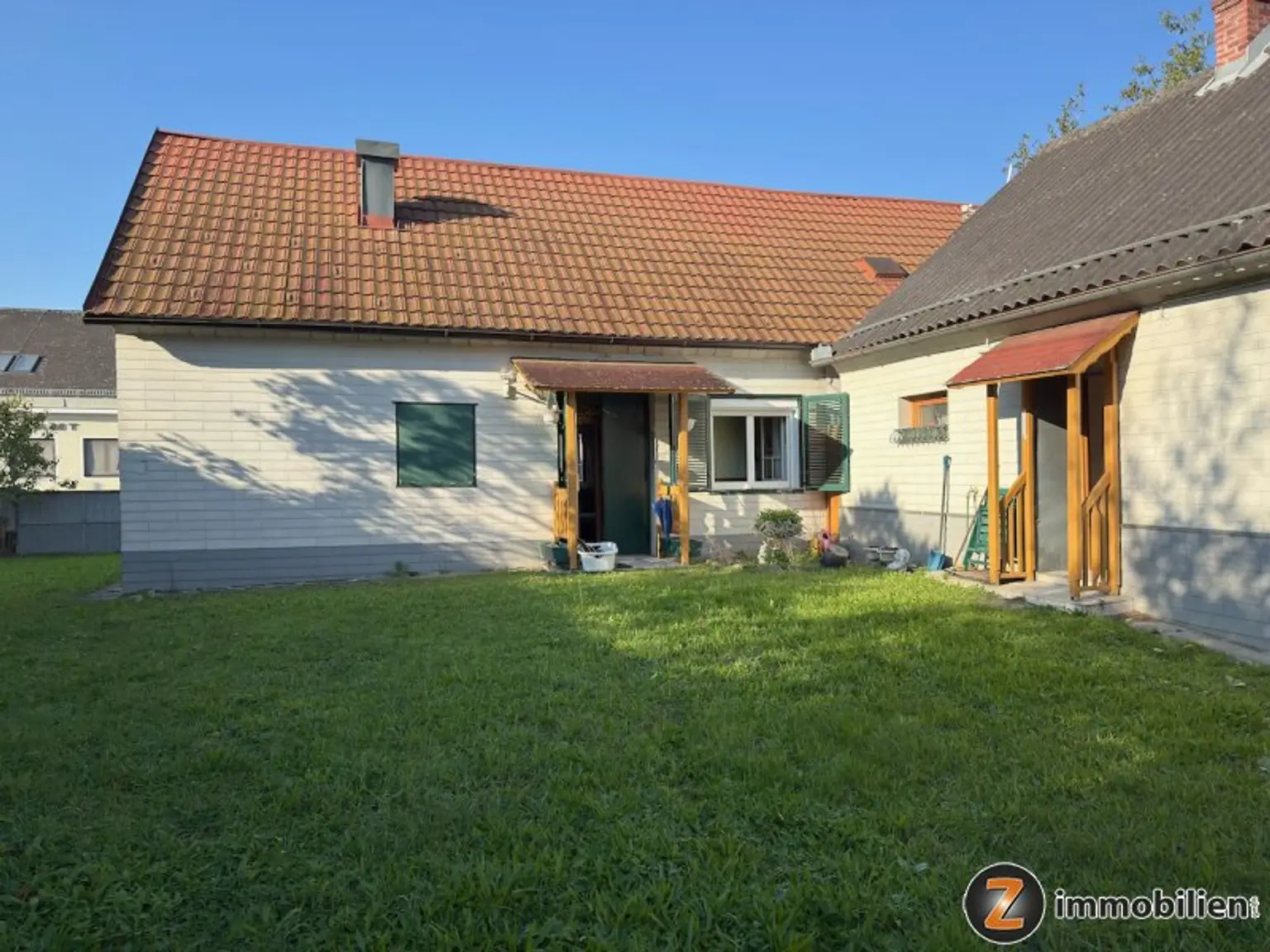 Sanierungsbedürftiges Haus mit Nebengebäuden
