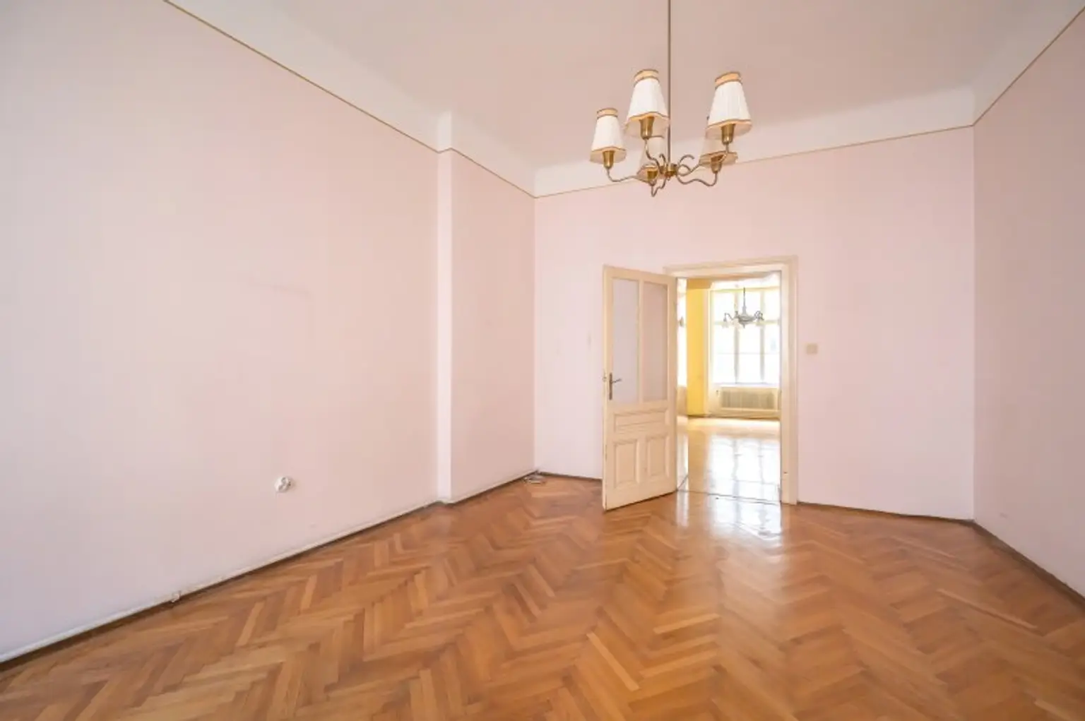 Hidden Gem in the Heart of the 6th – Historic Charm Meets Future Vision!