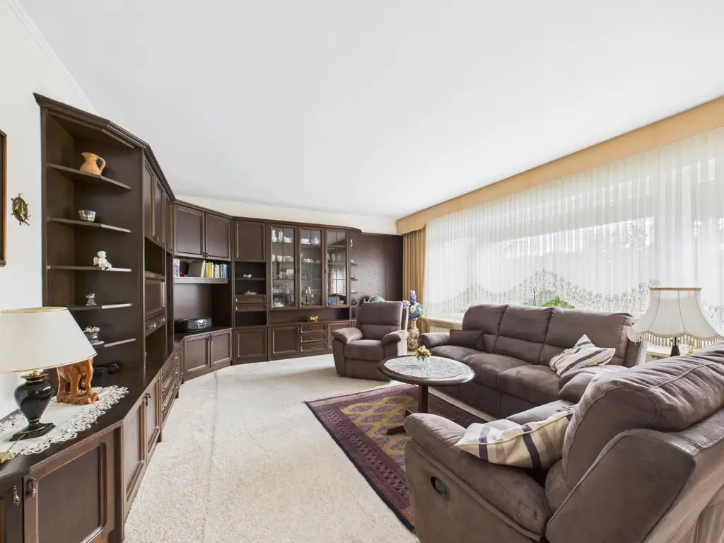 ANSFELDEN: Wohnhaus mit ca. 126,7 m² Wohnfläche auf EINER EBENE (Erstbezug 1976) + Garage