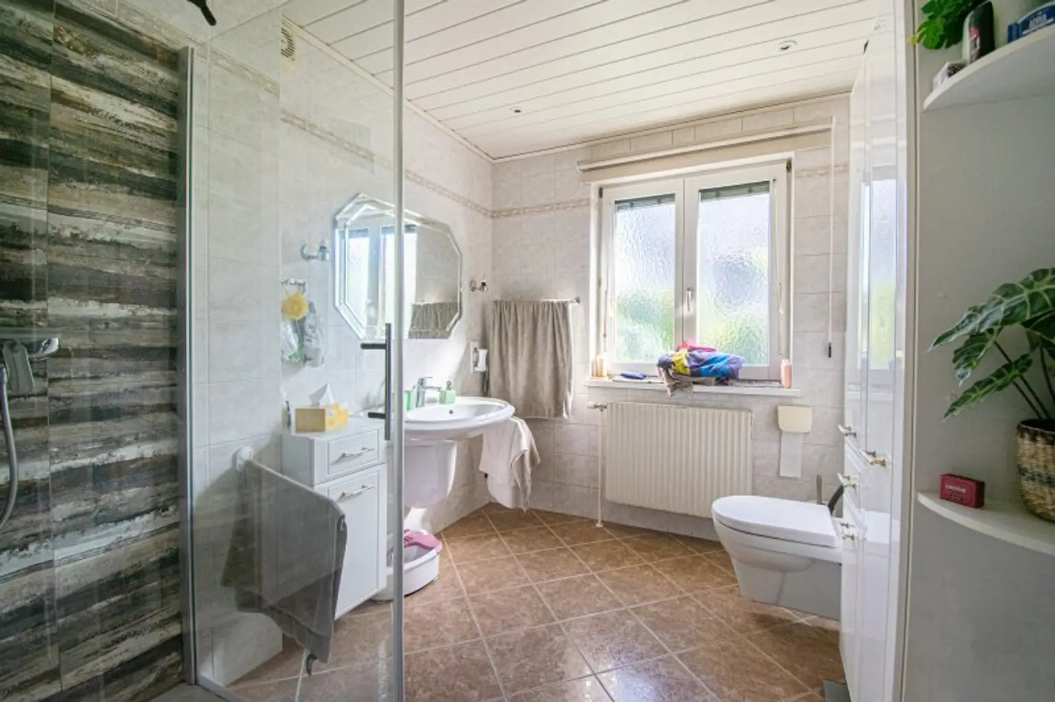 Modern & großzügig: Vollrenoviertes Mehrfamilienhaus mit Pool und Weinkeller