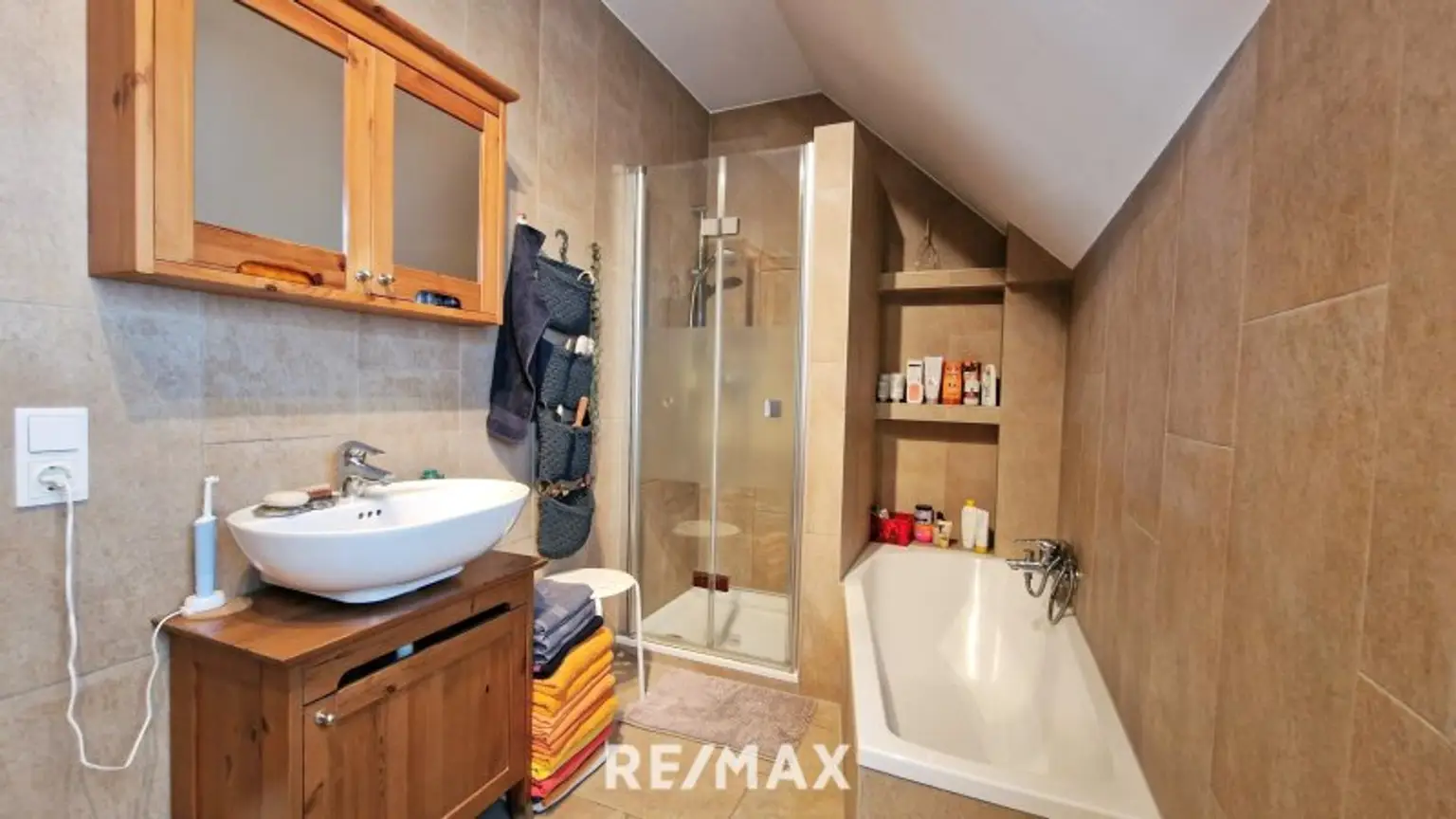 Bad mit Wanne, Dusche und WC