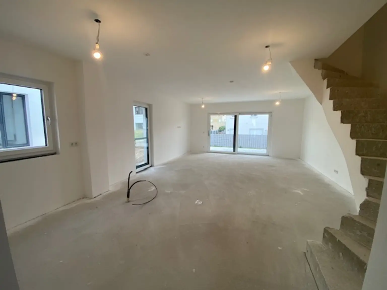 Moderne Doppelhaushälfte in Parndorf: Erstbezug mit Garten und Terrasse!