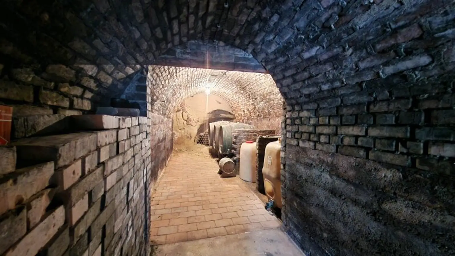 Weinkeller in Wagram - zu den Weinbergen des Unteren Traisentals