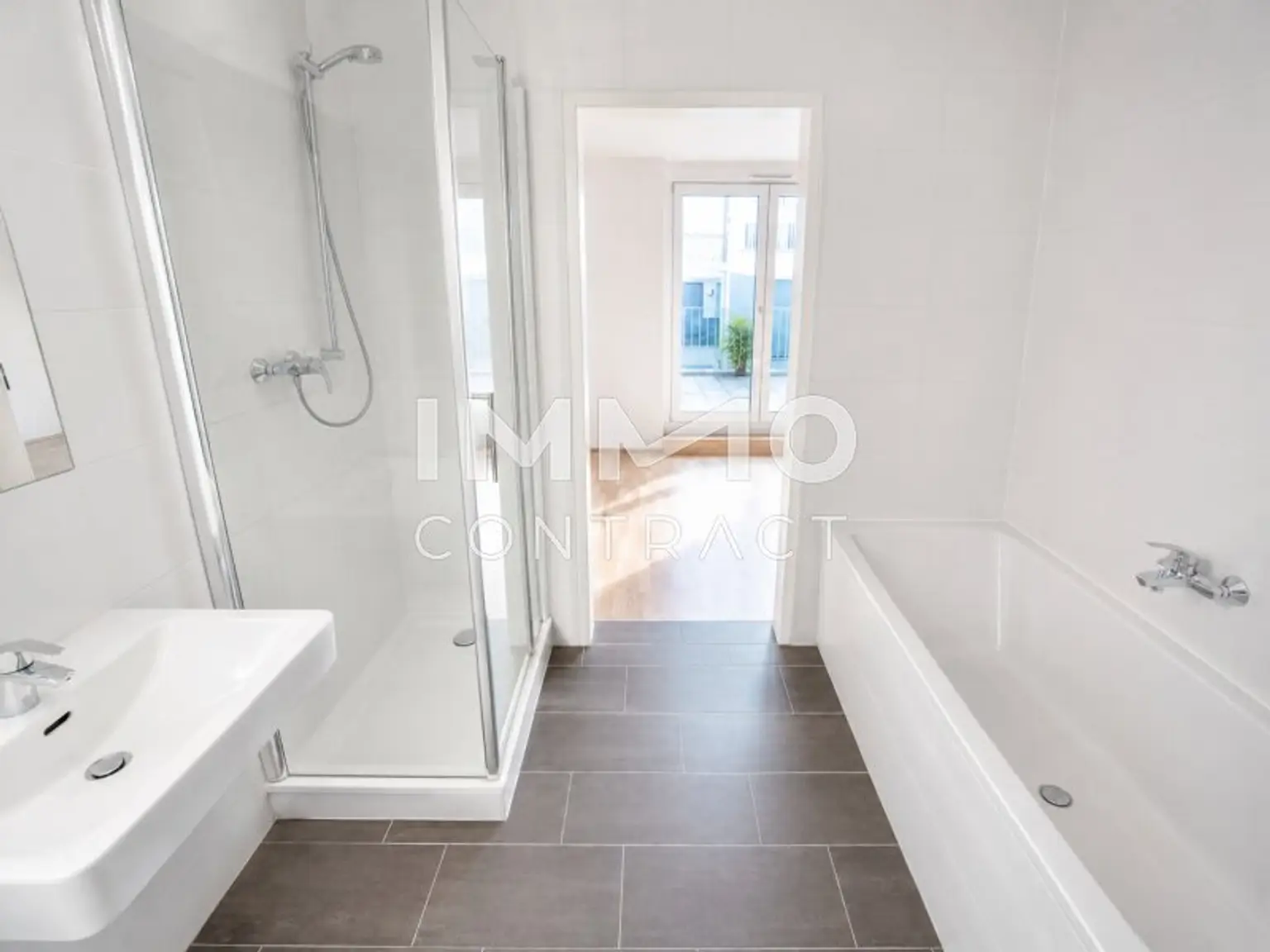 Bad mit Badewanne und Dusche