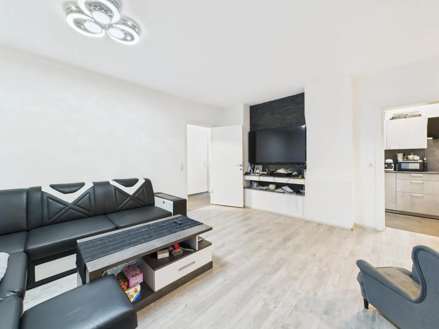 Großzügige 3-Zimmer-Wohnung mit Loggia in begehrter Welser Wohnlage – neuwertig, hell & sofort beziehbar