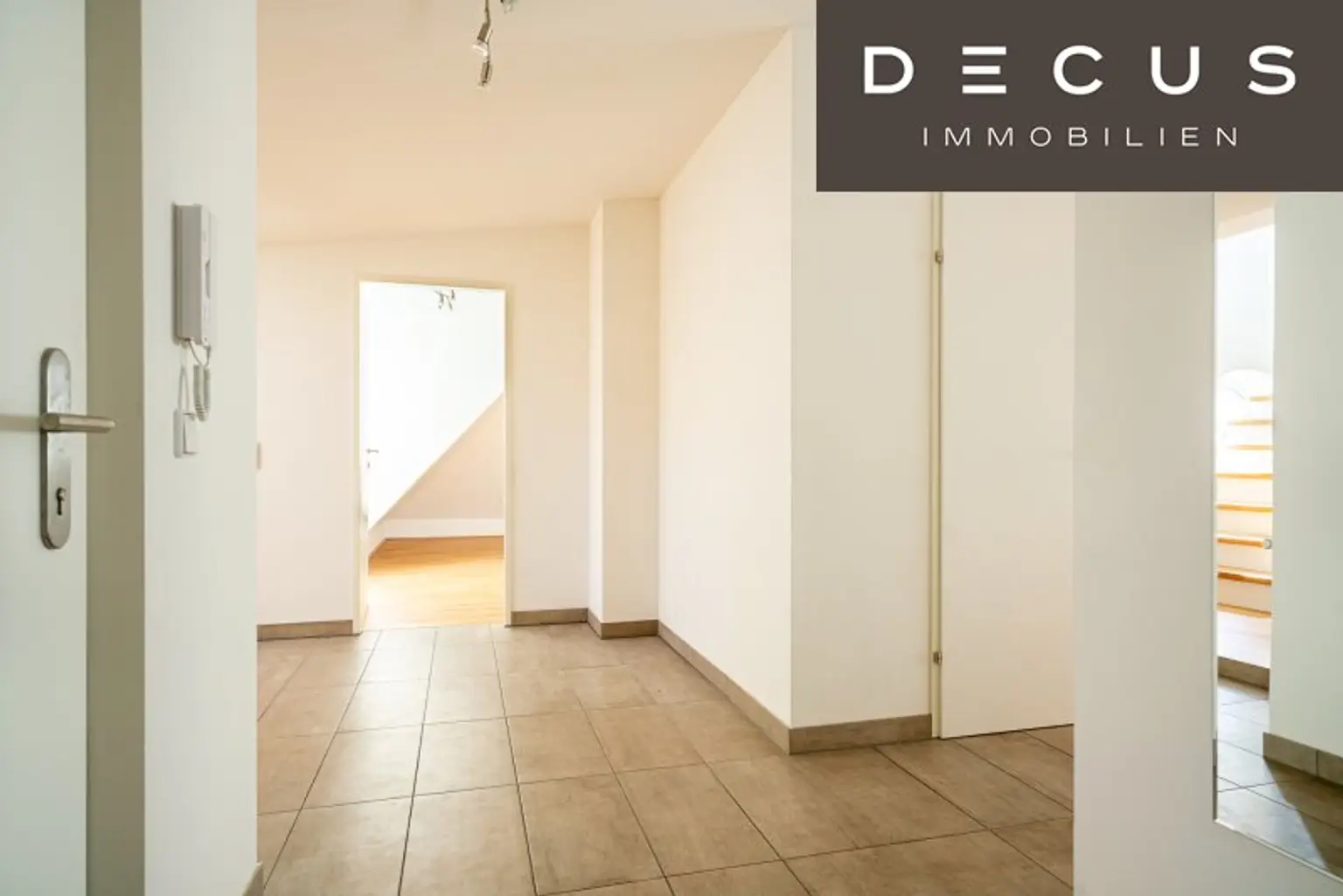 | SCHÖNE MAISONETTE MIT GROSSER LOGGIA | NÄHE SCHLOSS EGGENBERG
