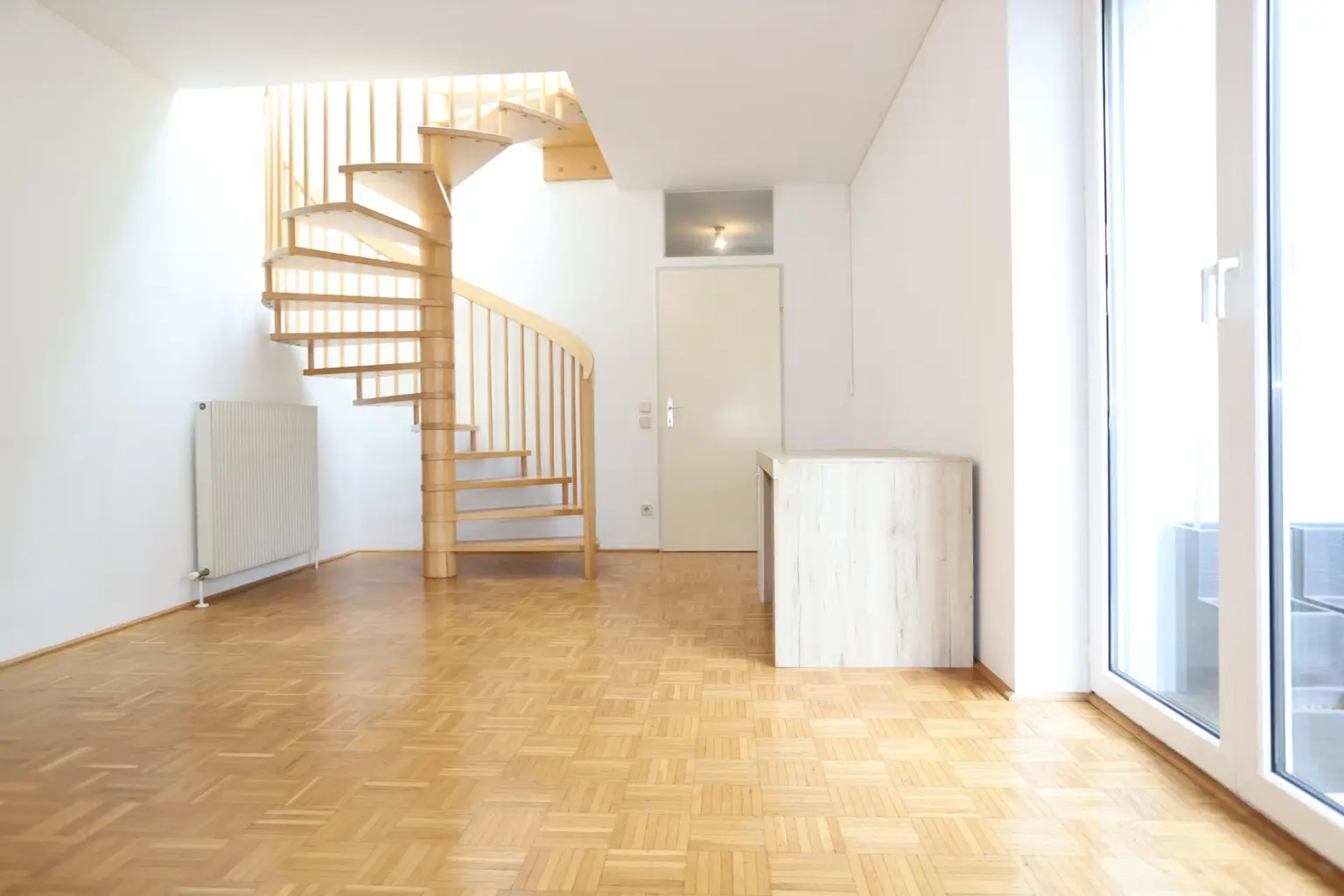 geräumiges Wohnzimmer