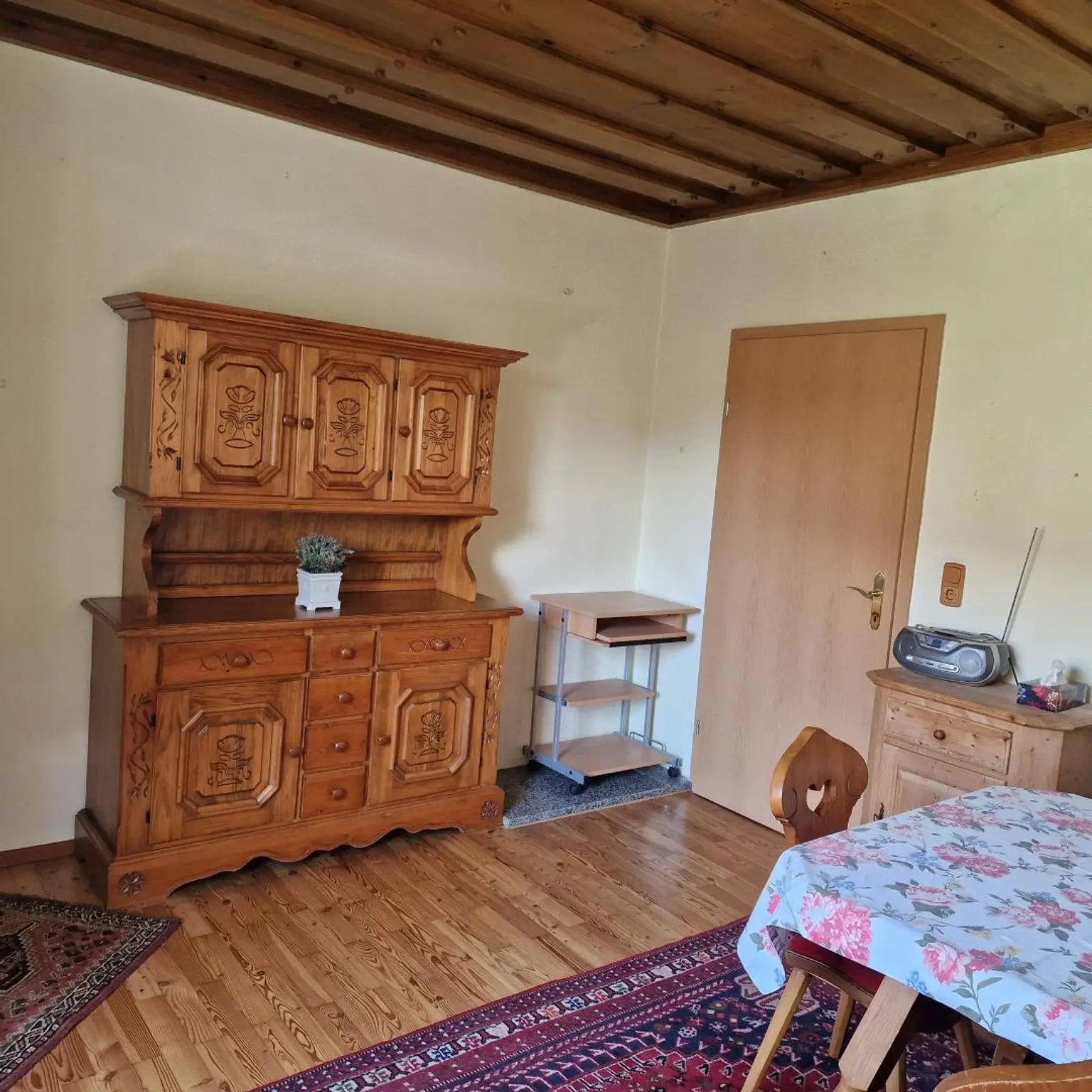 Gut aufgeteilte 3-Zimmer-Wohnung mit Terrasse und eigener Grünfläche