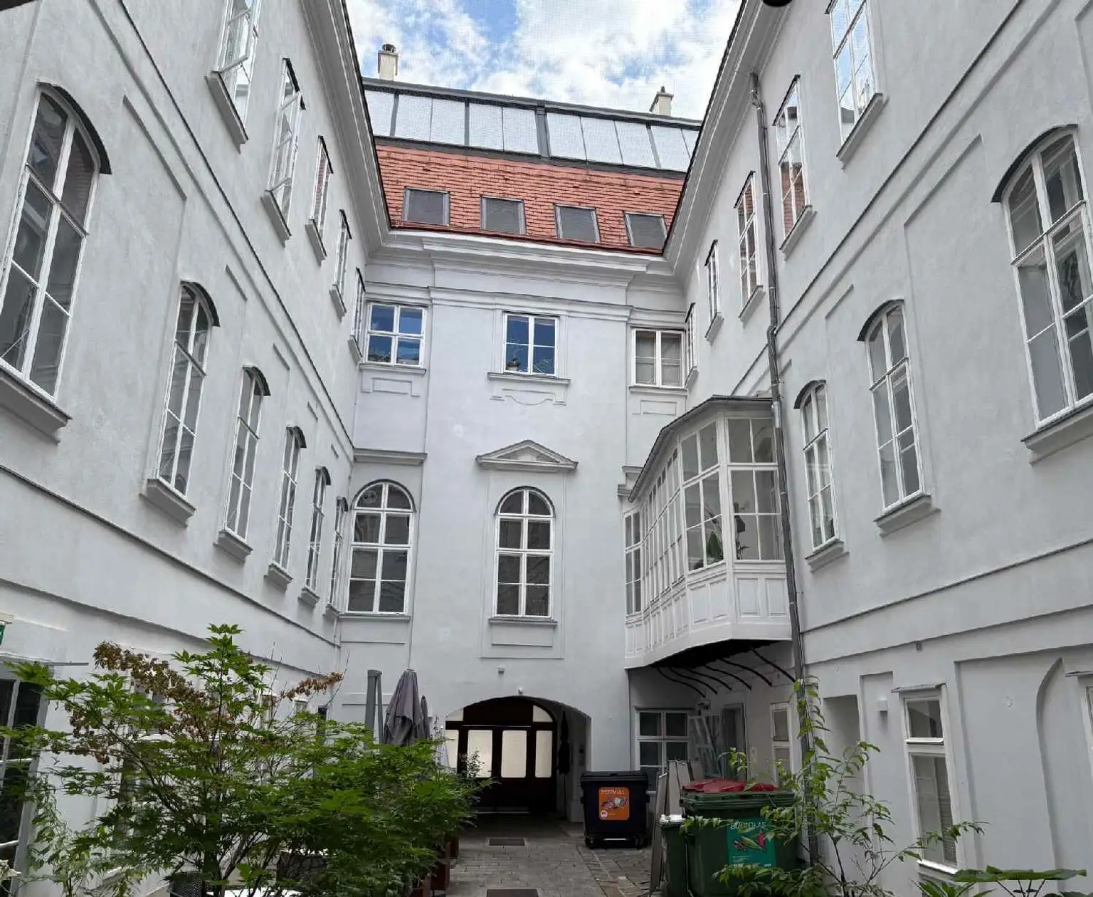 Exklusive Gartenwohnung am Rochusmarkt – Wohnen im spätbarocken Juwel