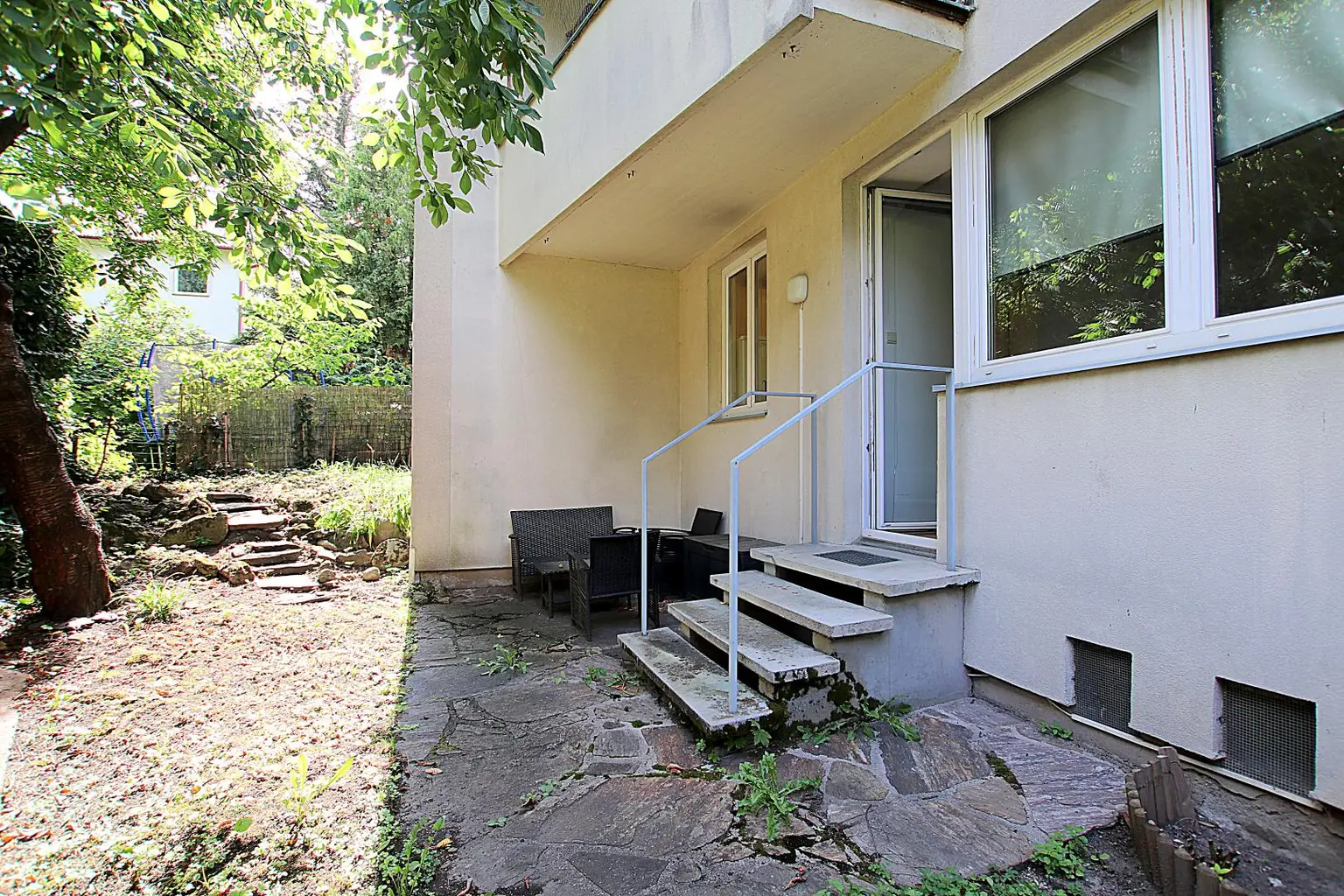 Wohnung mit Eigengarten in Grünruhelage beim Lainzer Tiergarten. Mietpreis inklusive Heizkosten und Warmwasser!