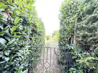 seitliches Gartentor